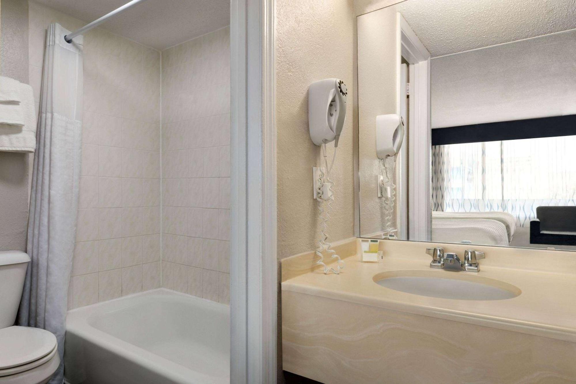 Days By Wyndham Myrtle Beach-beach Front Hotel