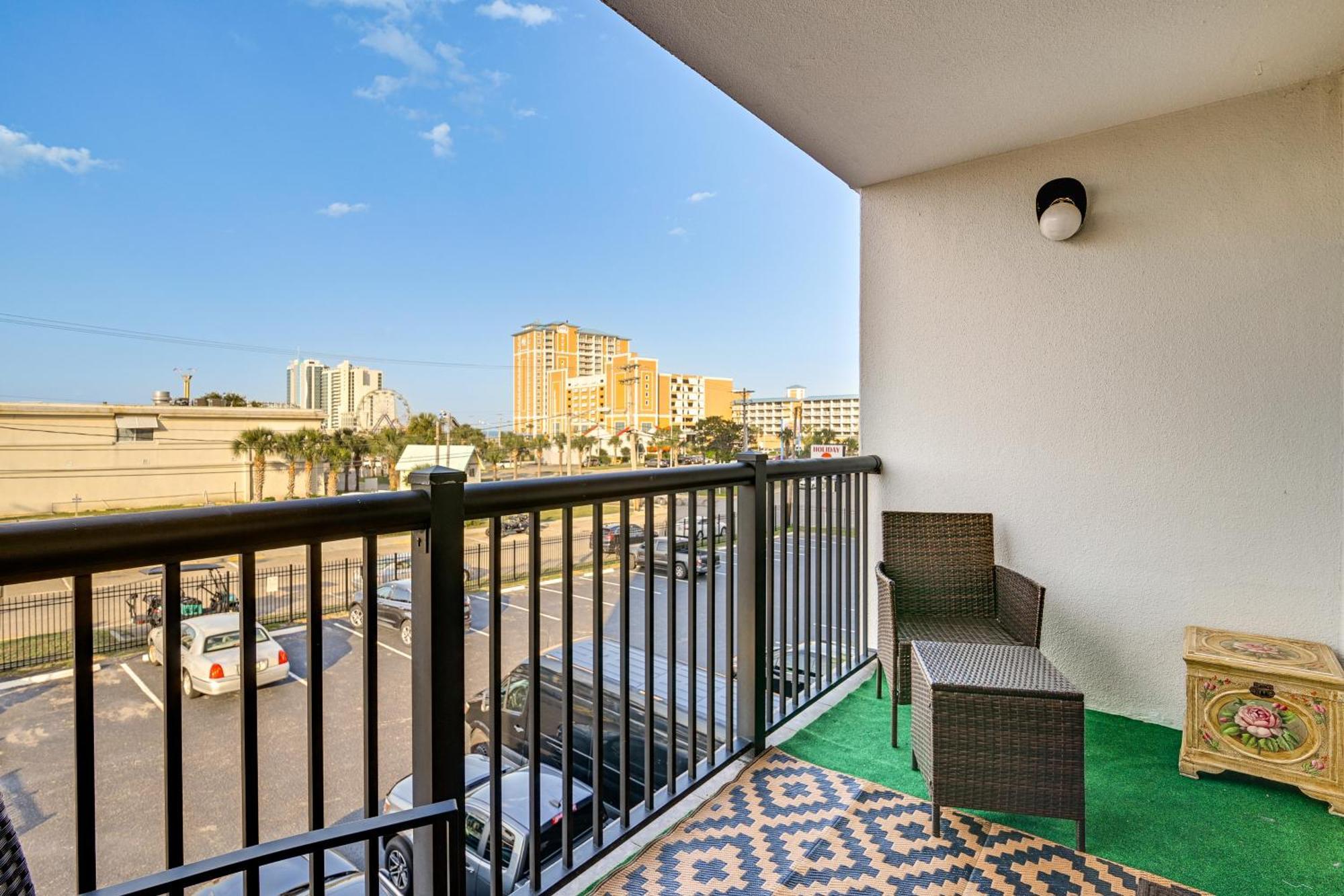 Apartment Updated Condo, Walk To Myrtle Beach!
