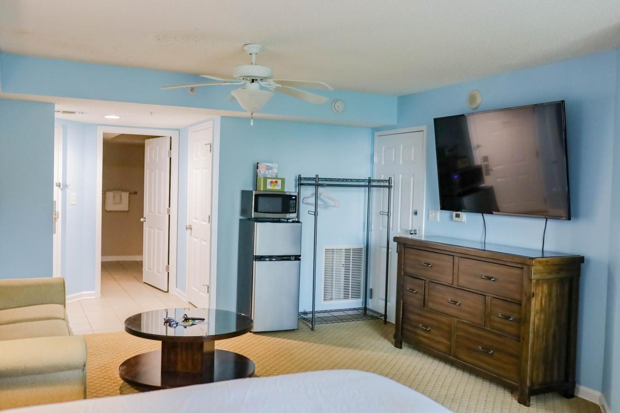 Waterway Suite! 1050sqft, Ground Floor, Huge Pool! Apartment