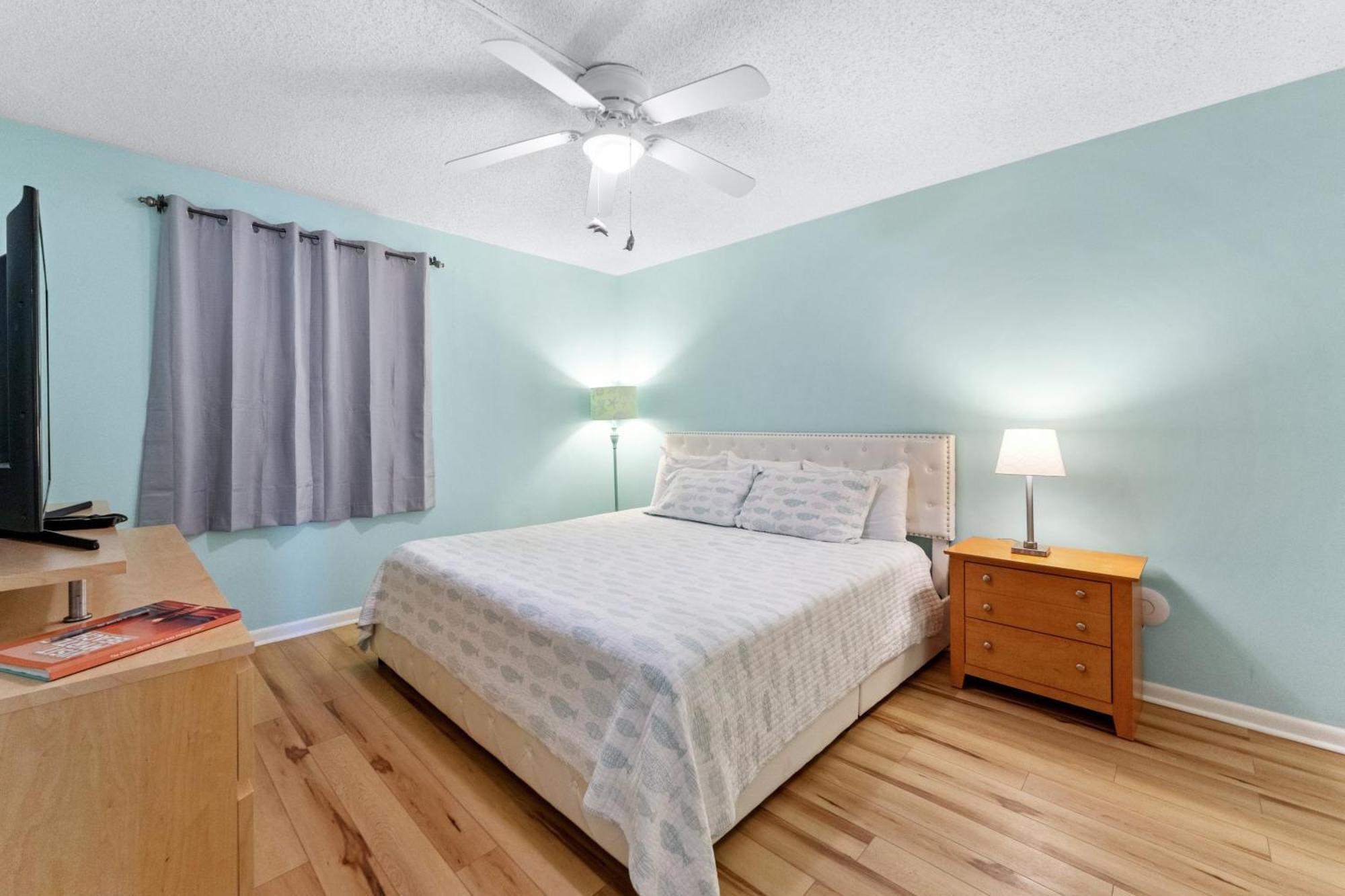 Holiday home Beautifully Renovated 1 Bedroom Condo-stunning Ocean Views- Ocean Forest 801