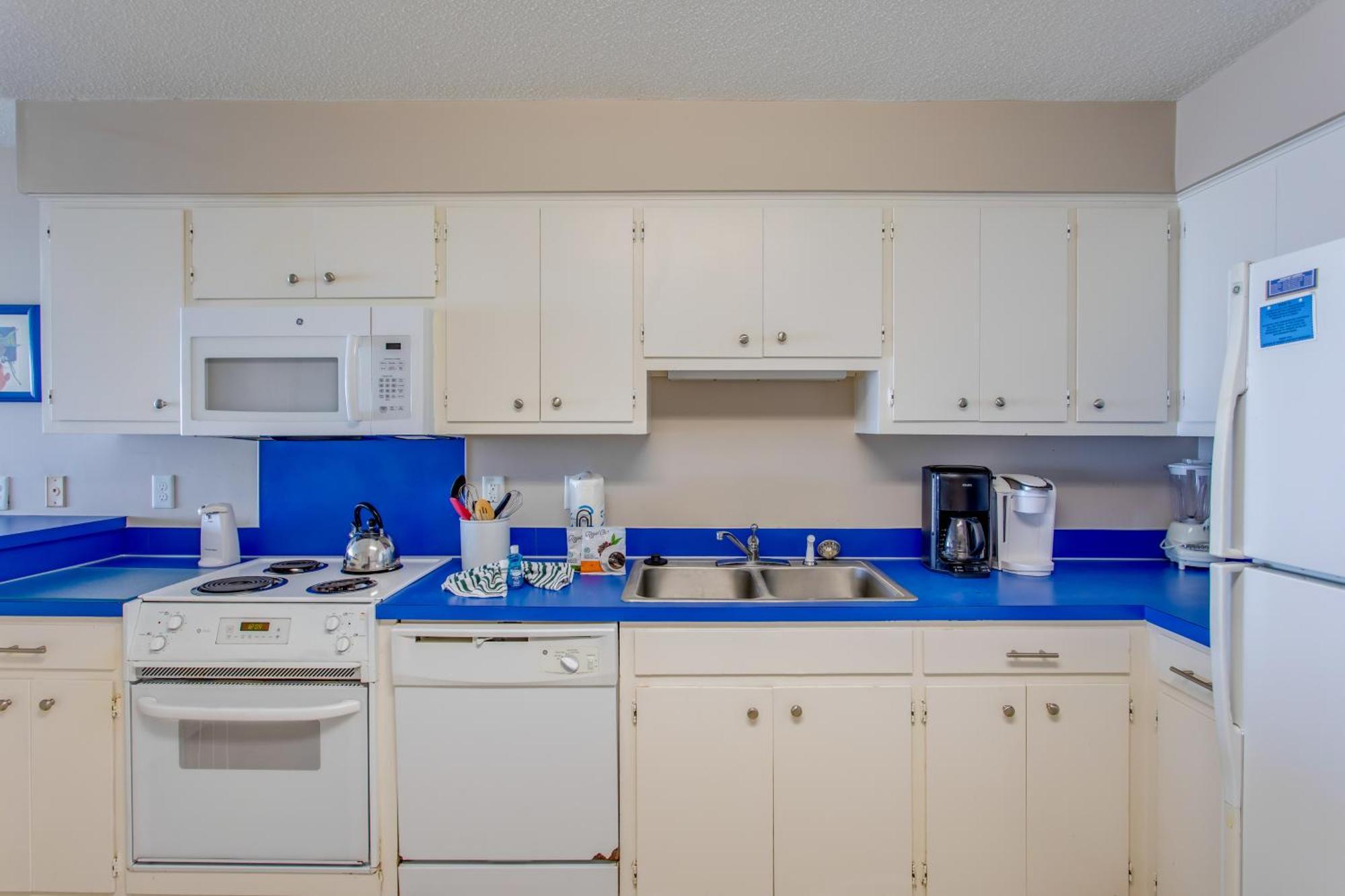 Sunny Windy Hill Beachfront With Private Patio Apartment