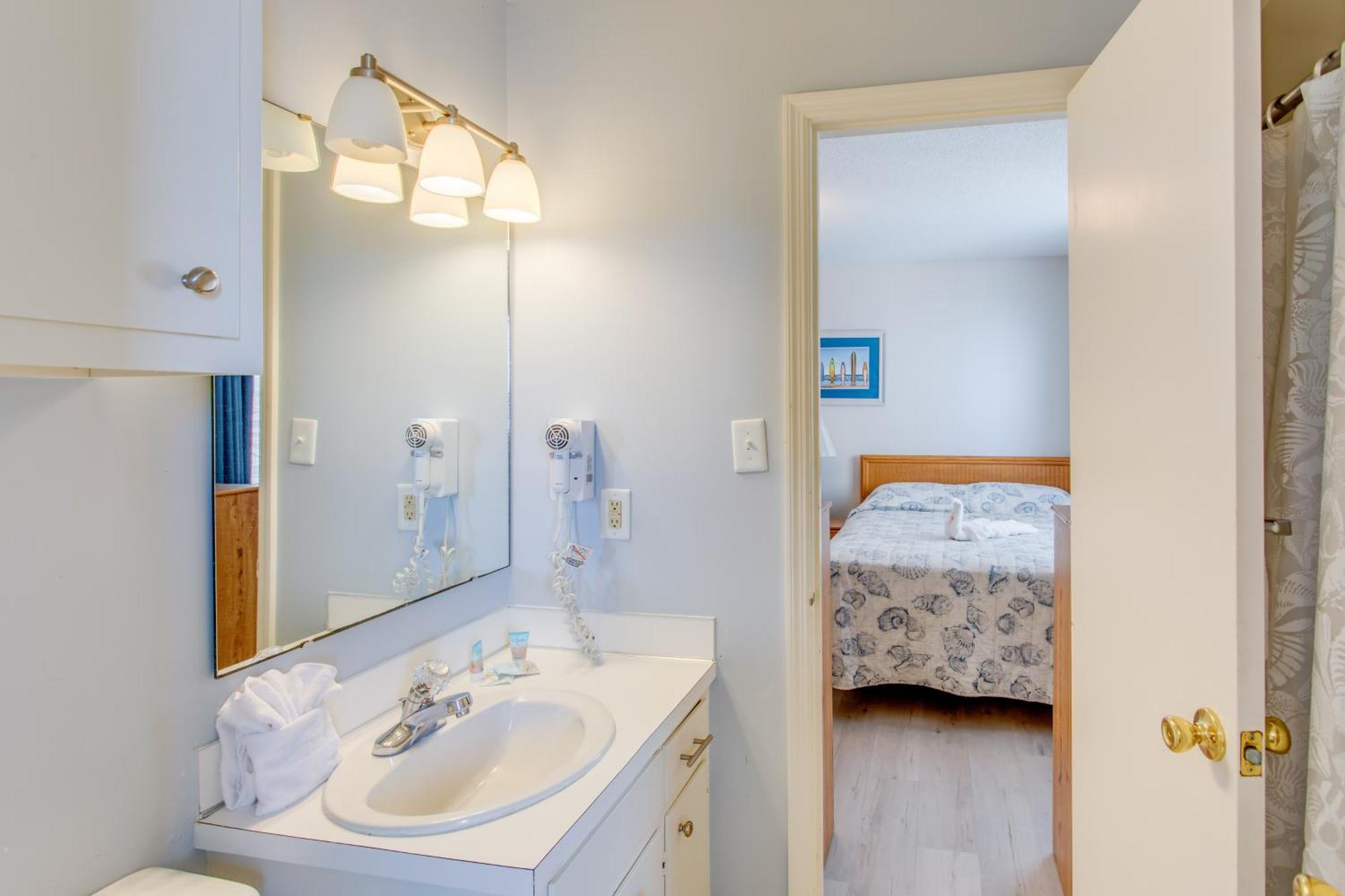 Sunny Windy Hill Beachfront With Private Patio *