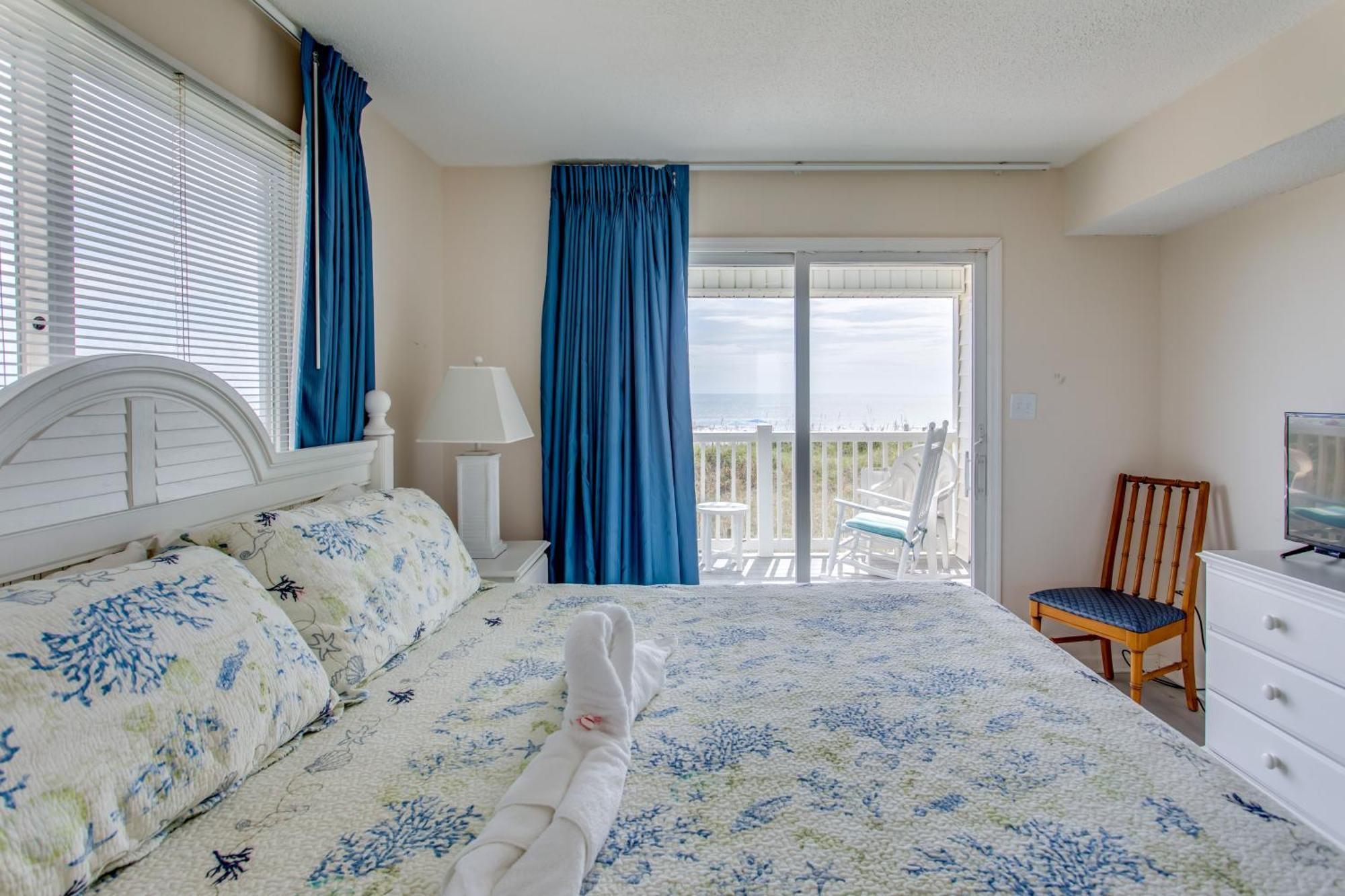 Sunny Windy Hill Beachfront With Private Patio