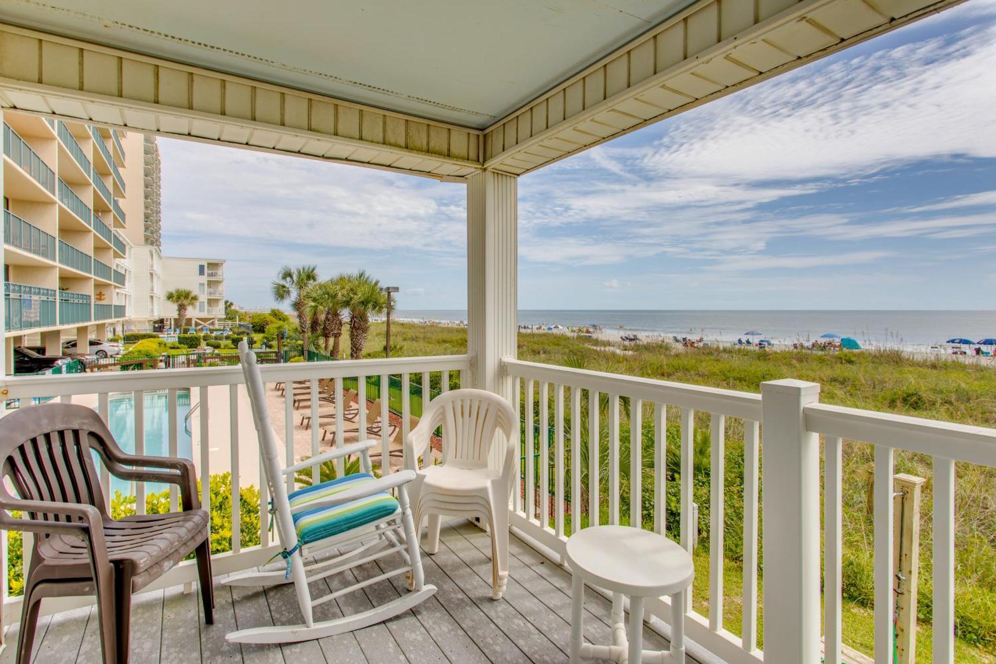 Sunny Windy Hill Beachfront With Private Patio Apartment