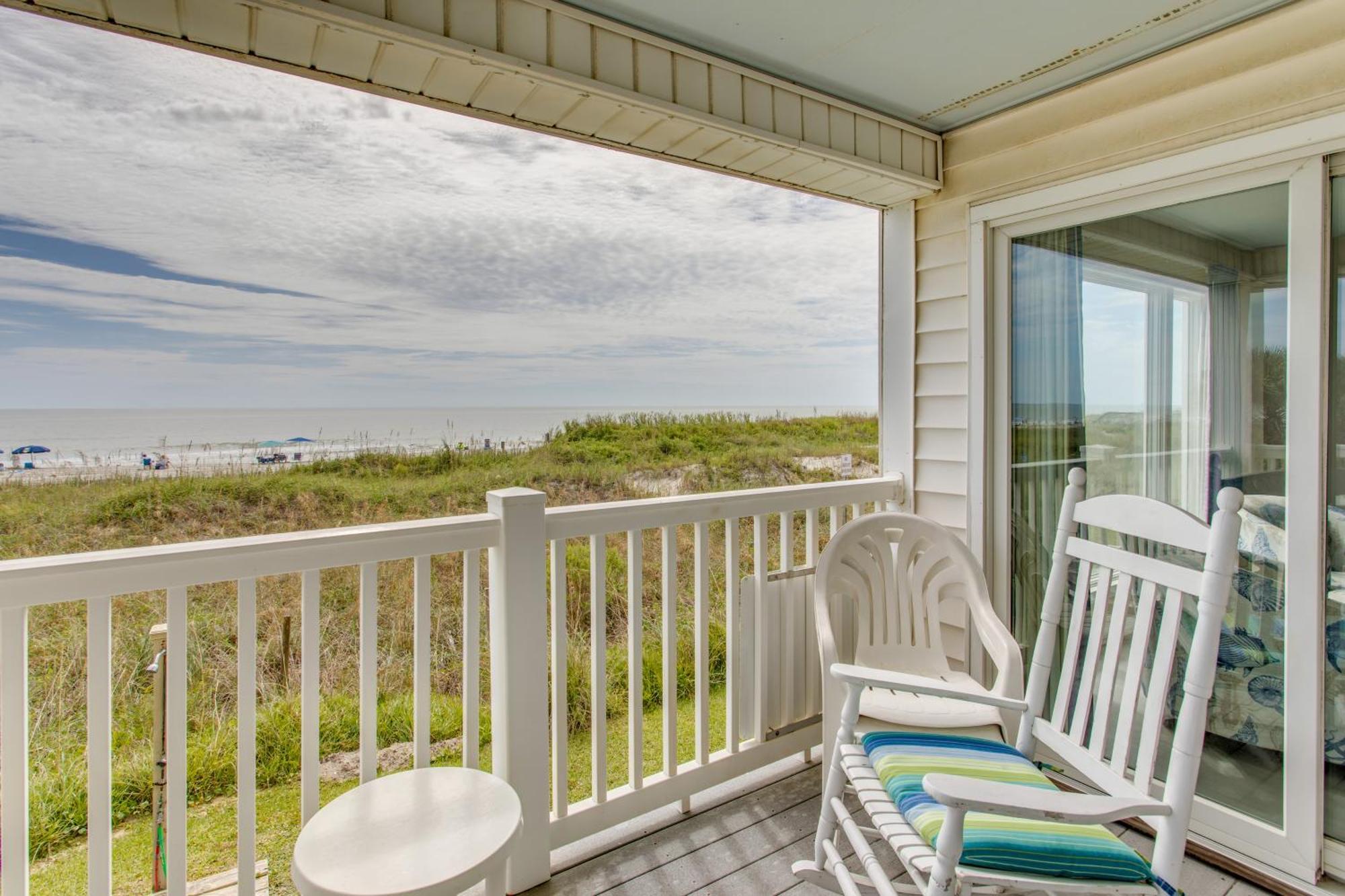 Sunny Windy Hill Beachfront With Private Patio Apartment *