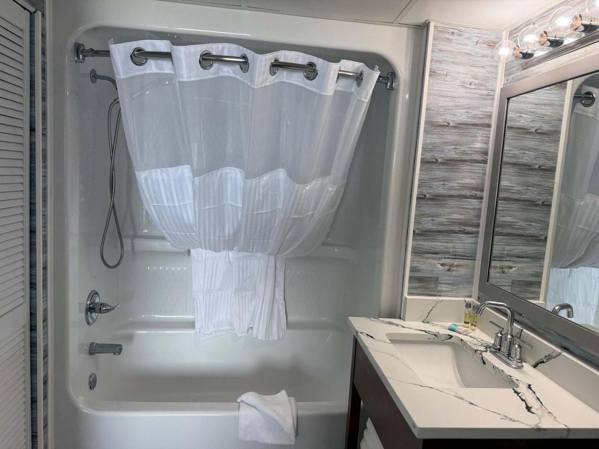 New Oceanfront 2br2ba - Camelot 411 Holiday home *