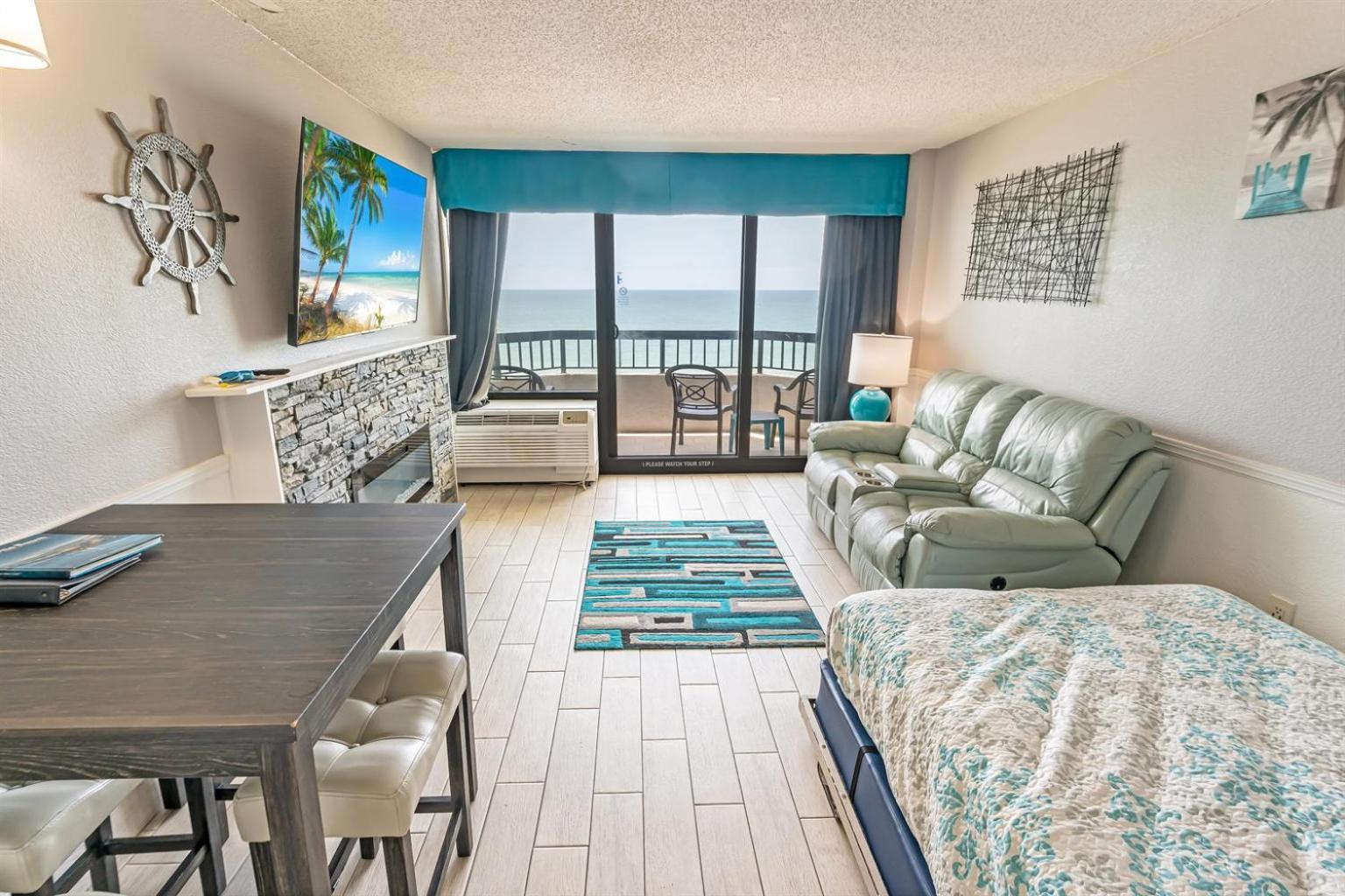Newly Renovated, Oceanfront, Pools,fantastic View! Holiday home *