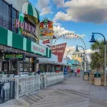 *Oceanfront Beauty!* King, Pools, Lazy River, Hot Tubs*M61