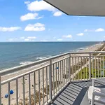 Stunning Condo With Wall-To-Wall Windows Overlooking Ocean