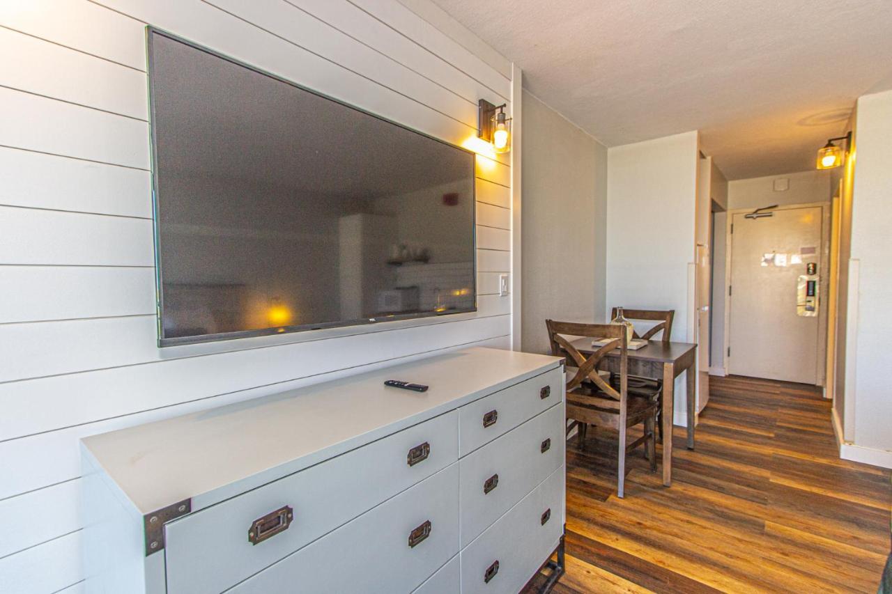 Landmark King Unit 607 - Beautifully Updated - Perfect For 2 Guests! Holiday home Myrtle Beach