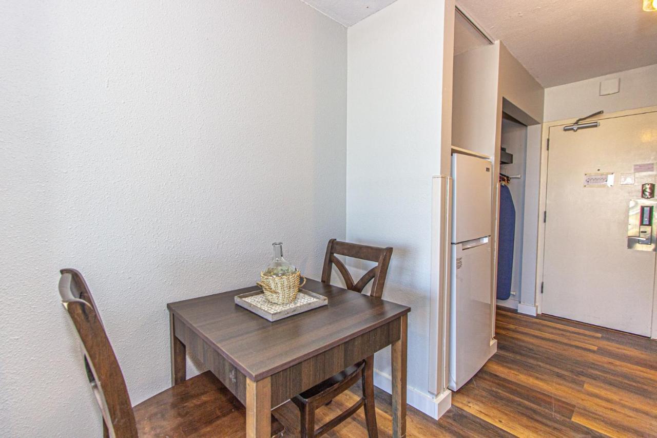 Landmark King Unit 607 - Beautifully Updated - Perfect For 2 Guests! Holiday home Myrtle Beach