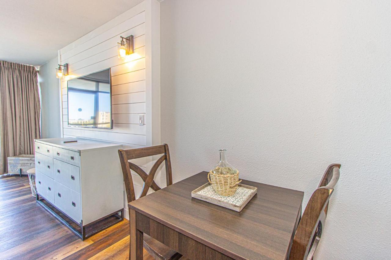 Landmark King Unit 607 - Beautifully Updated - Perfect For 2 Guests! *