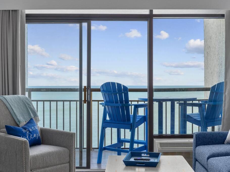 Luxurious Fully Renovated 12th Story Ocean Front Holiday home