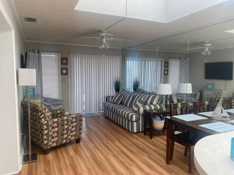 Beautiful 3 Bdrm Steps From & Main St *
