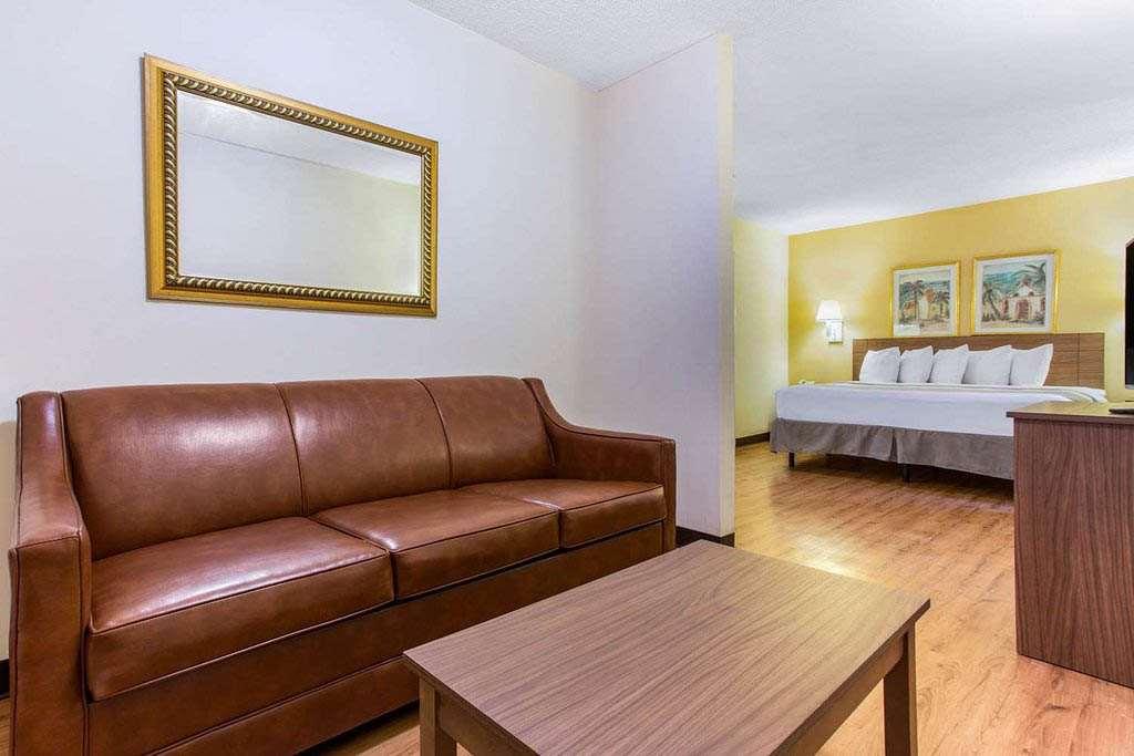6 Myrtle Hotel
