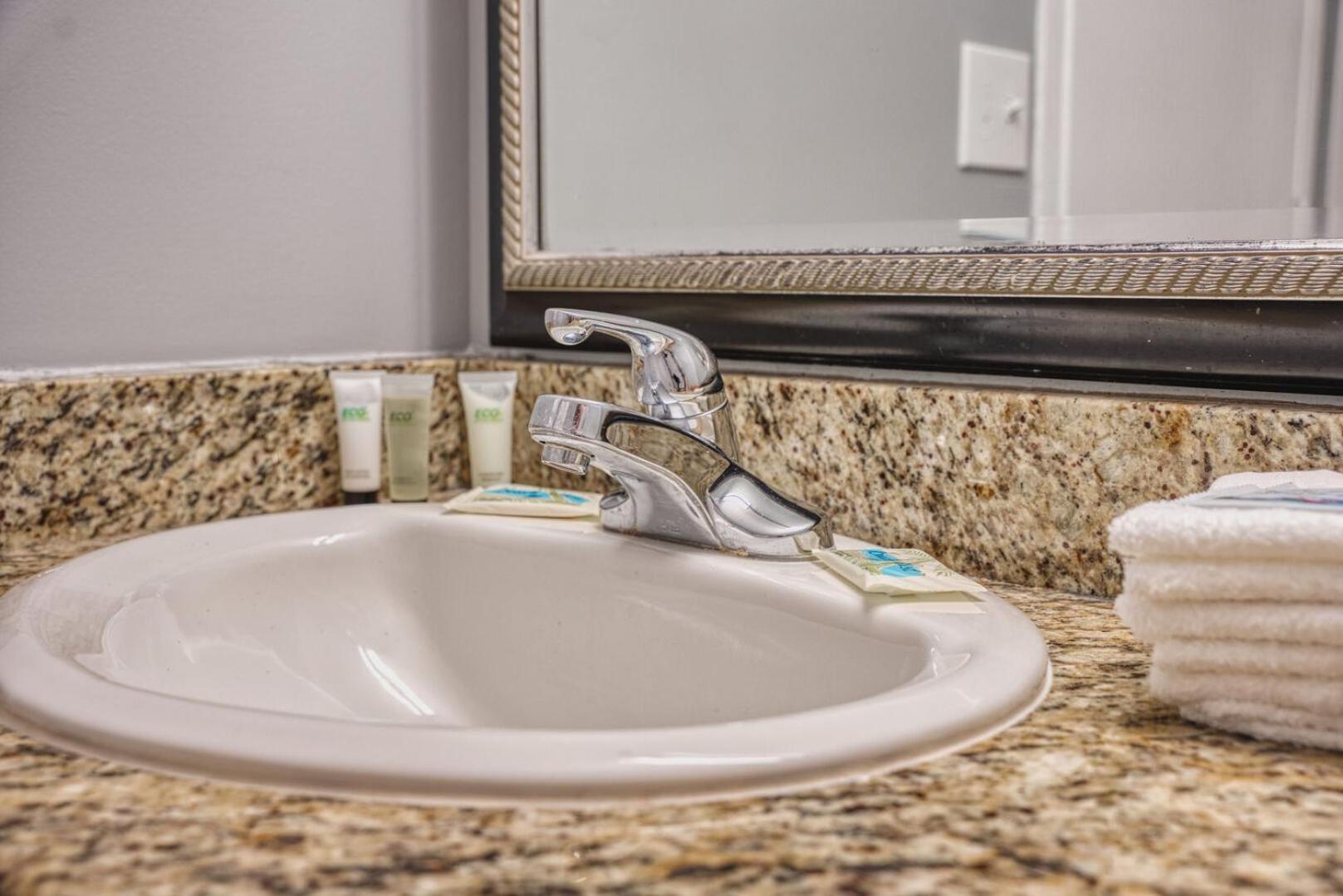 Absolutely Stunning! Newly Renovated King With Led Fireplace - Landmark 1030 *