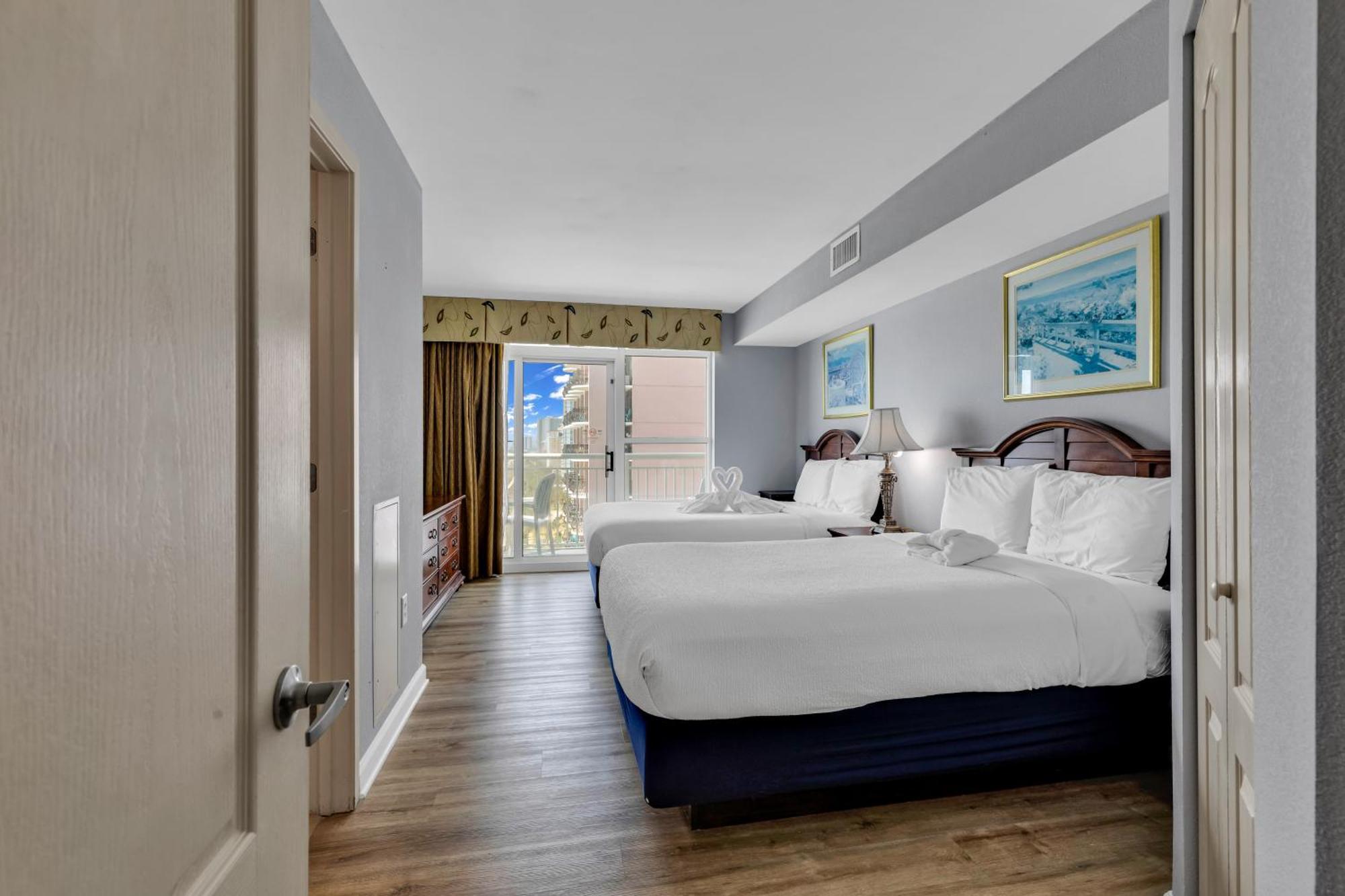 Stunning With Wall-to-wall Windows Overlooking Ocean *