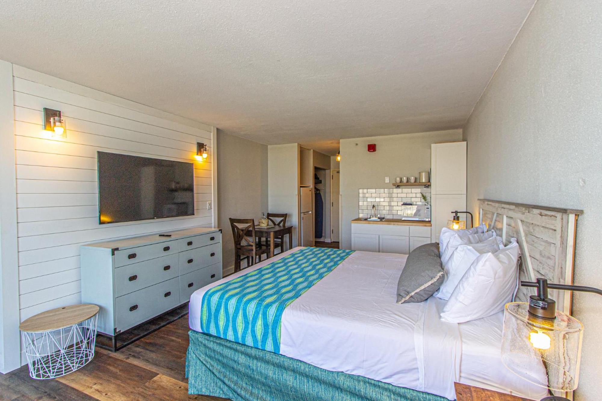 Landmark King Unit 607 - Beautifully Updated - Perfect For 2 Guests!