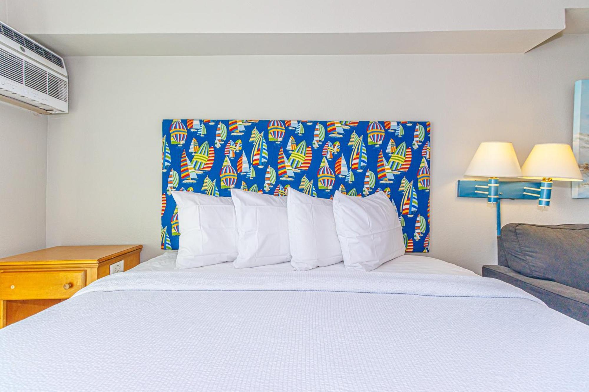 Breath-taking Remodeled Oceanfront Studio! Sea Mist 20307