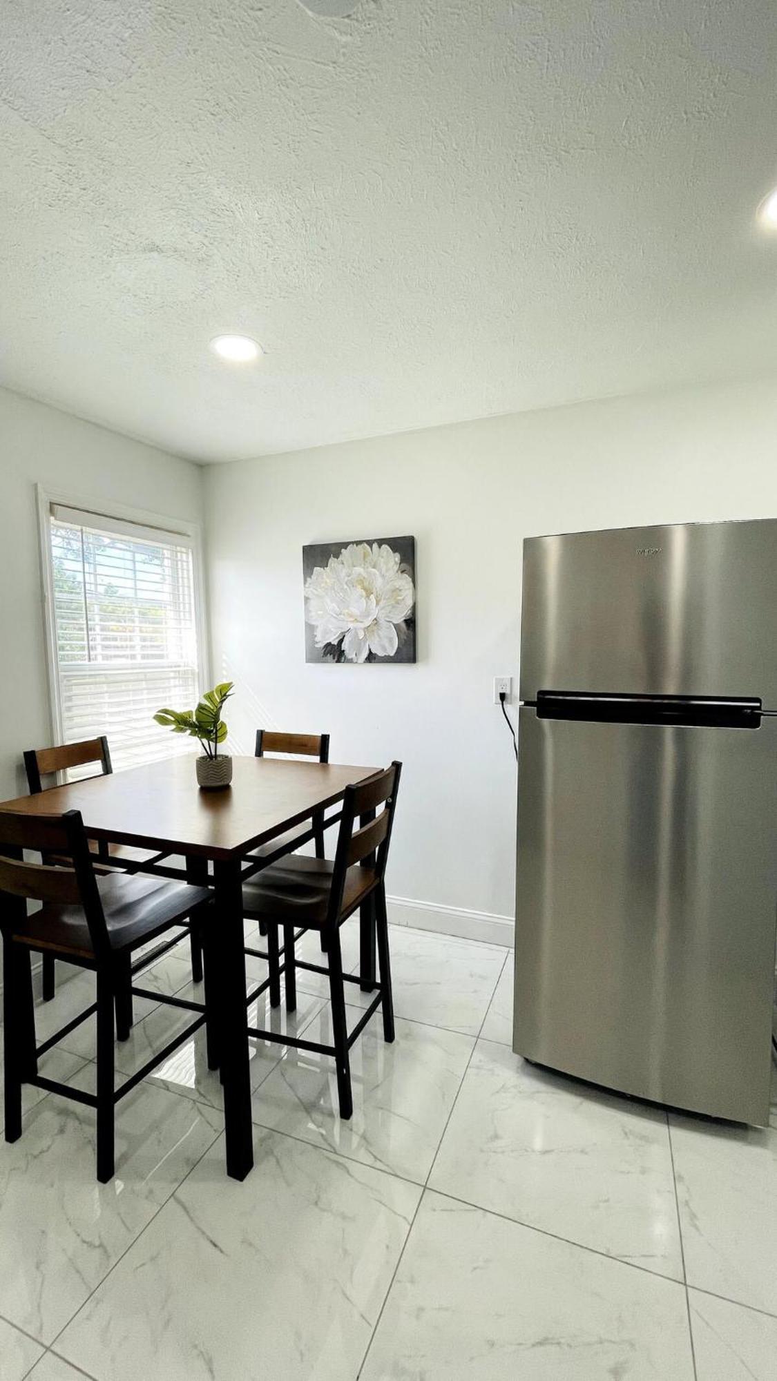 Close To The #1 Lovely 2 Bedrooms Apartment *