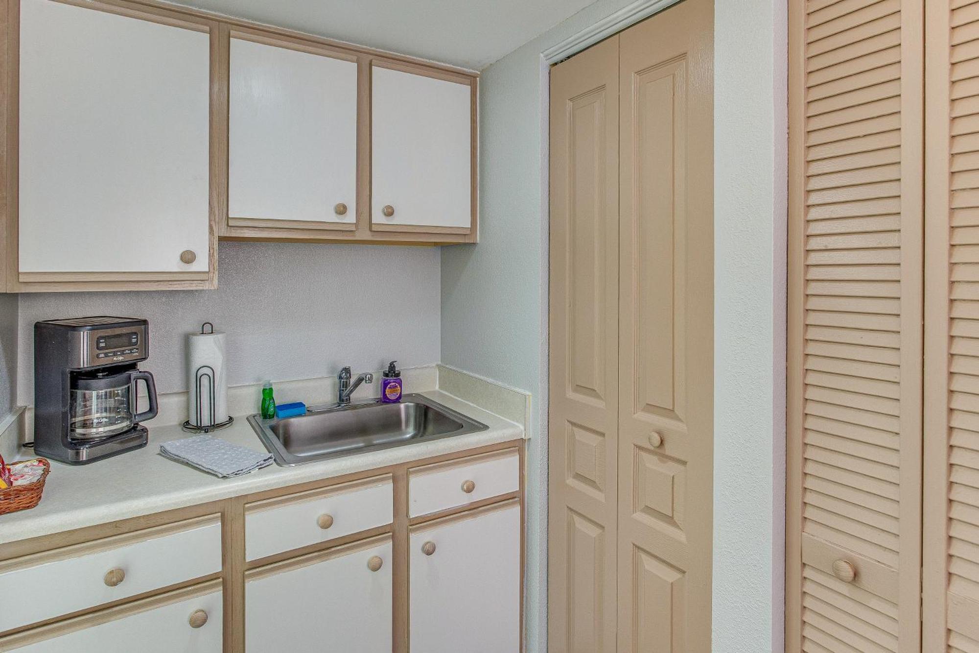 Apartment Bay Watch With Amenities! *