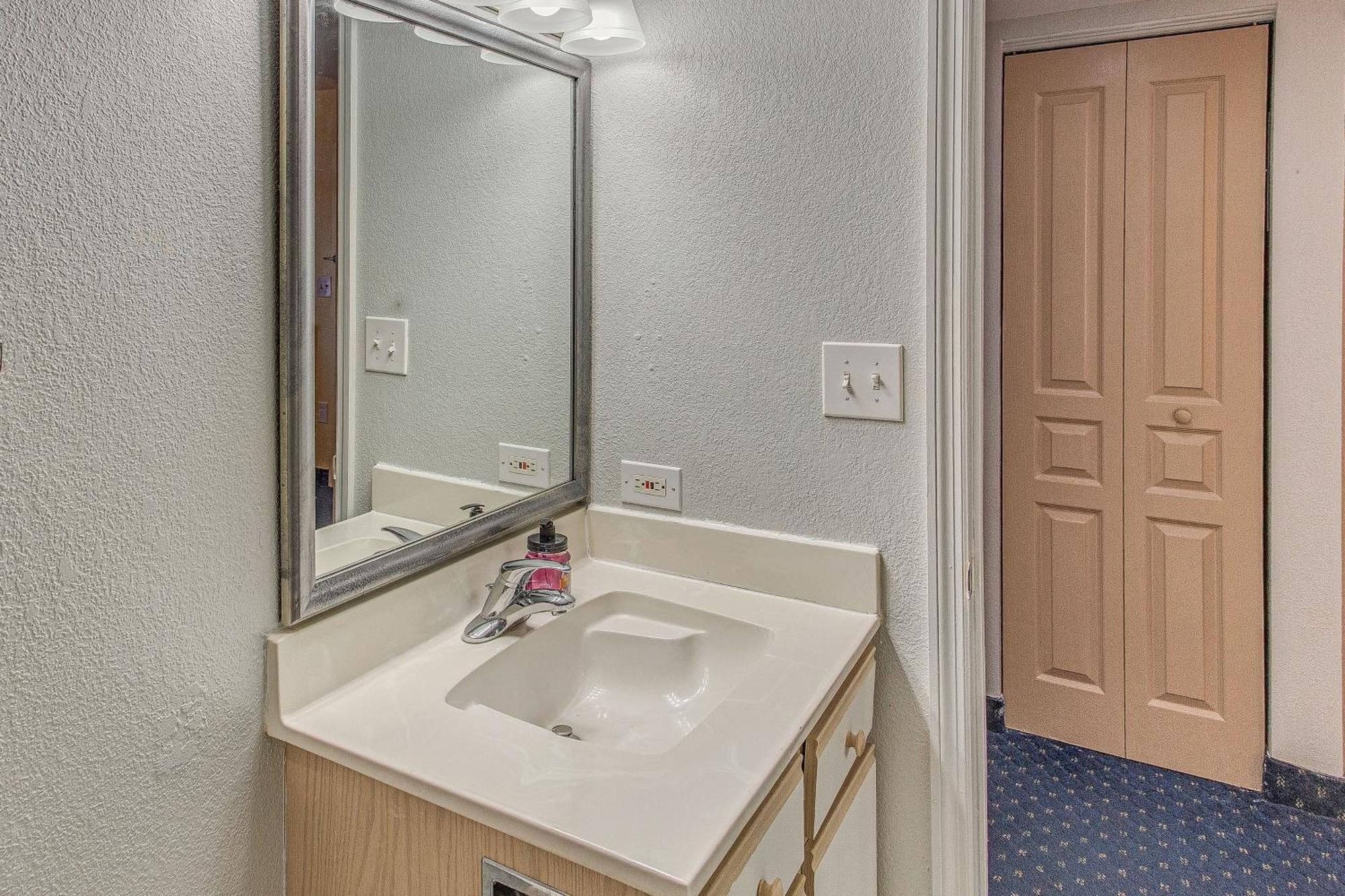 Bay Watch With Amenities!