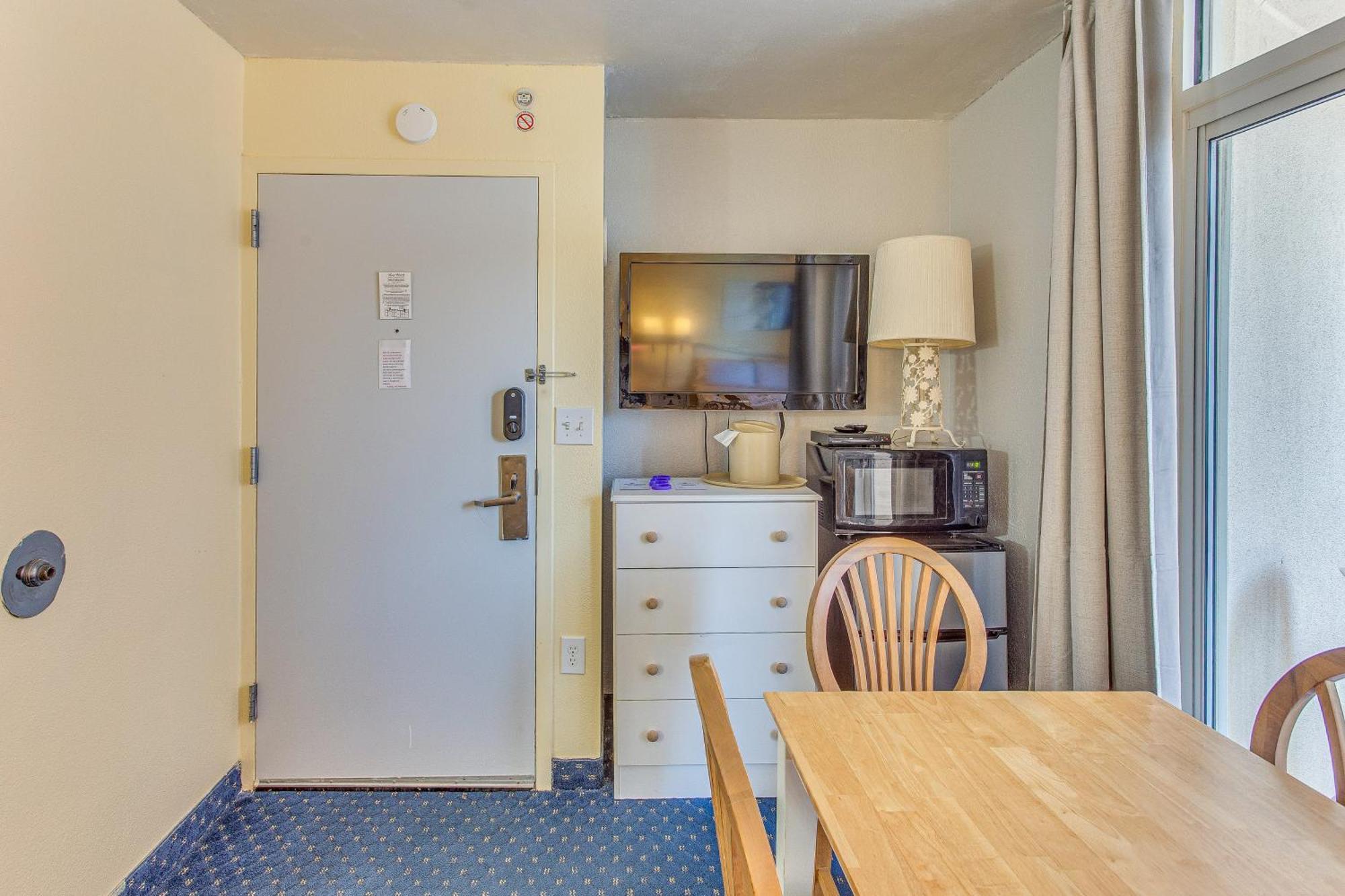 Bay Watch With Amenities! Apartment