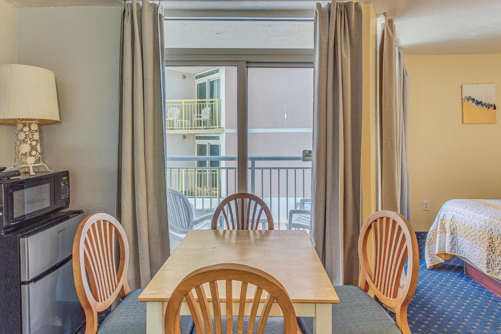Apartment Bay Watch With Amenities!