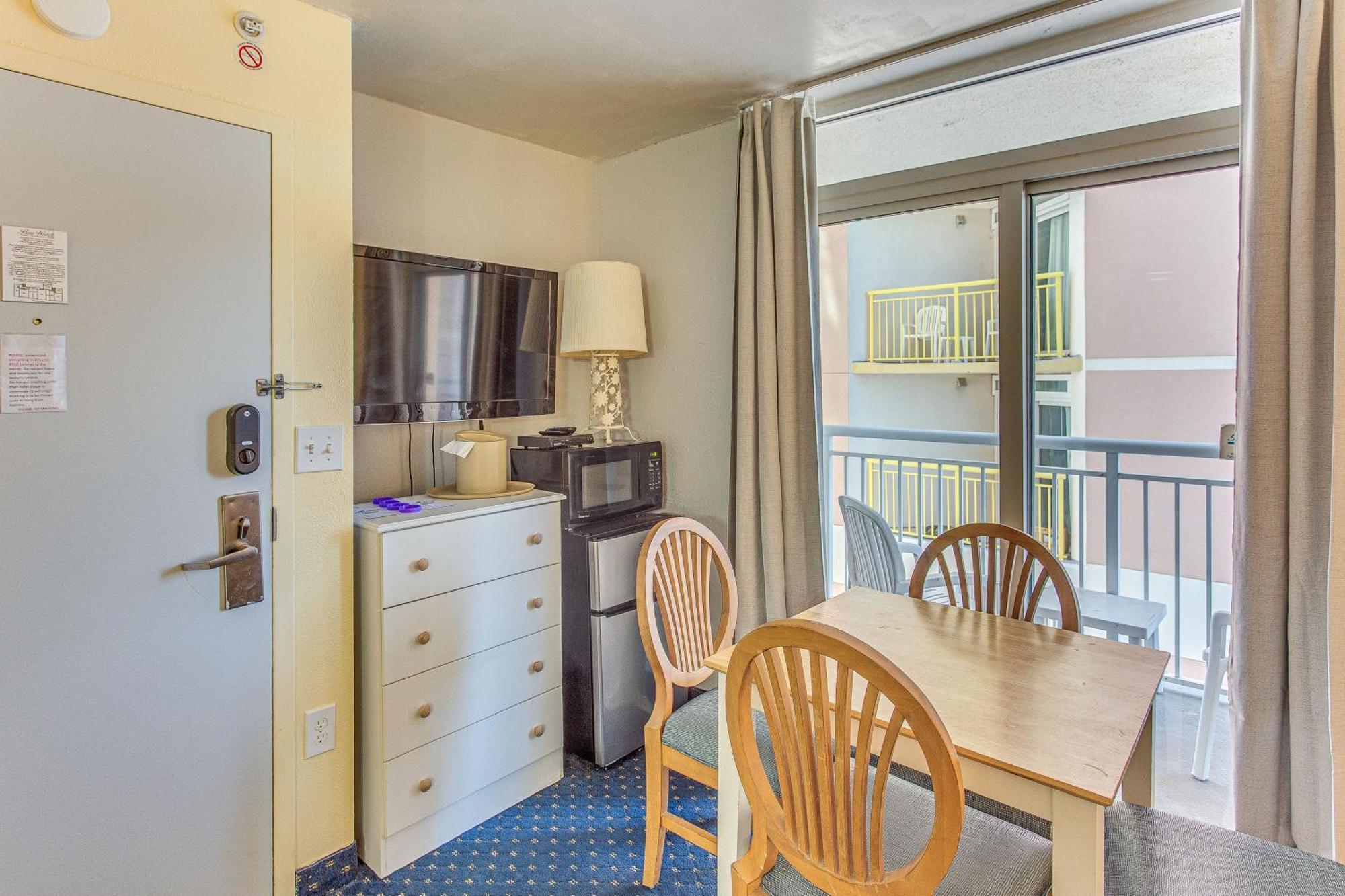 Bay Watch With Amenities! Apartment *